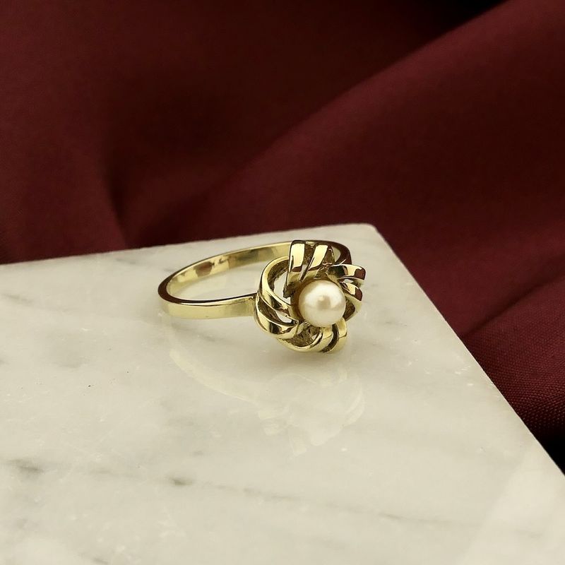 Image 2 of Vintage gold ring with pearl
