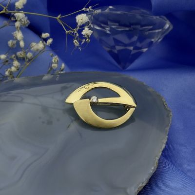 Image 2 of Gold brooch with zirconia