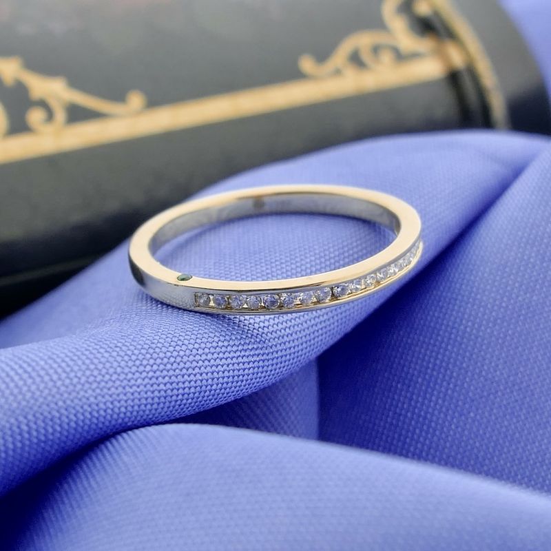 Image 7 of Gold ring with emerald and diamond | 0.10 ct.