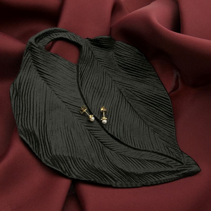 Image 4 of Gold stud earrings with pearl