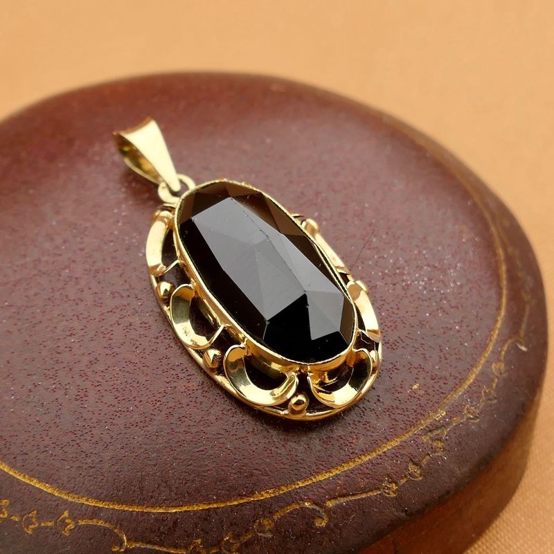 Image 2 of Vintage gold pendant with garnet