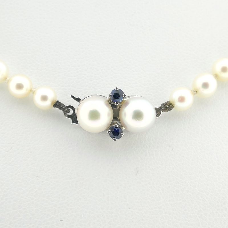 Image 6 of Pearl necklace with white gold clasp and sapphire | 49 cm