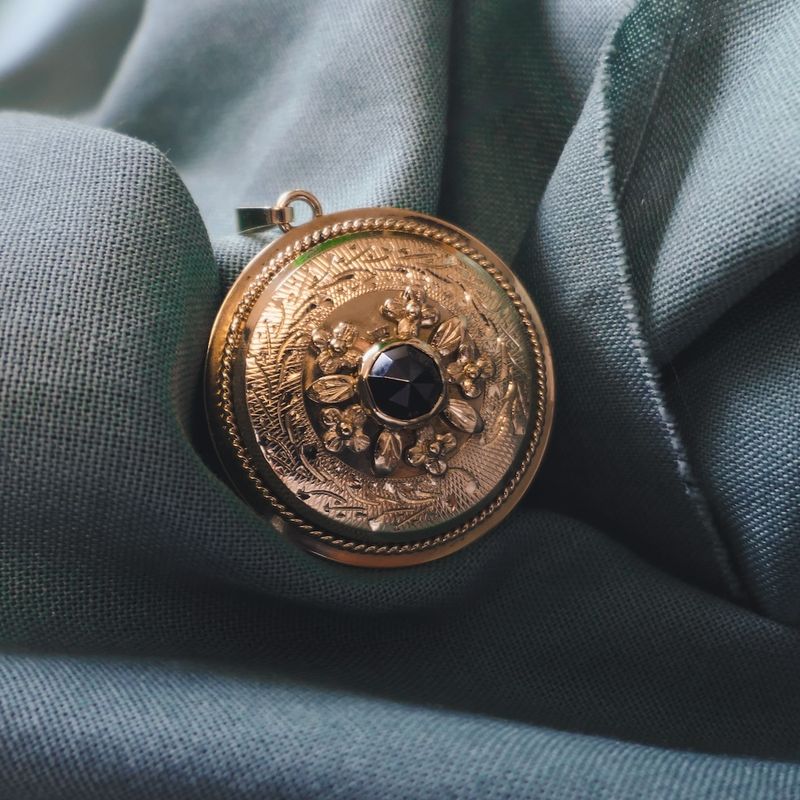 Image 7 of Gold pendant with garnet