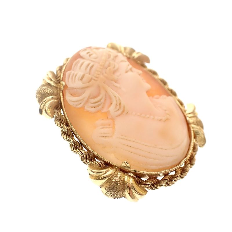 Image 2 of Antique gold brooch/pendant with cameo