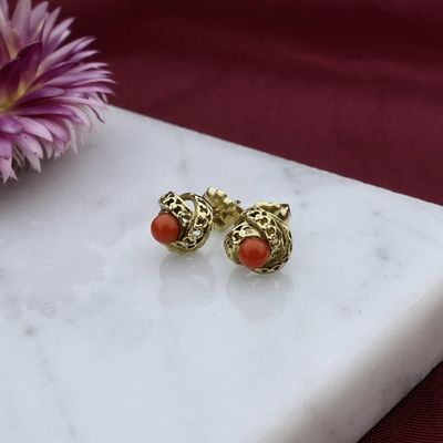 Afbeelding 2 van Gouden oorstekers met bloedkoraal