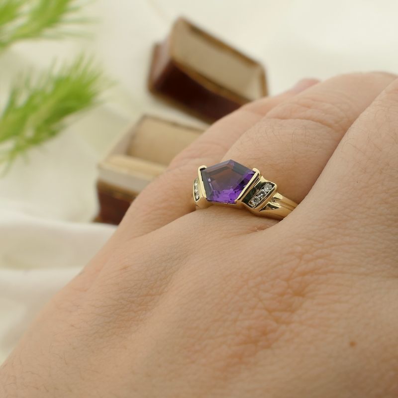 Image 4 of Gold ring with amethyst and diamond | 0.03 ct.