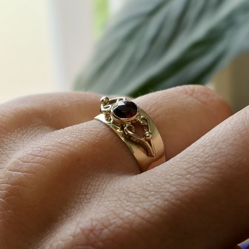 Image 2 of Gold ring with garnet stones | Vintage