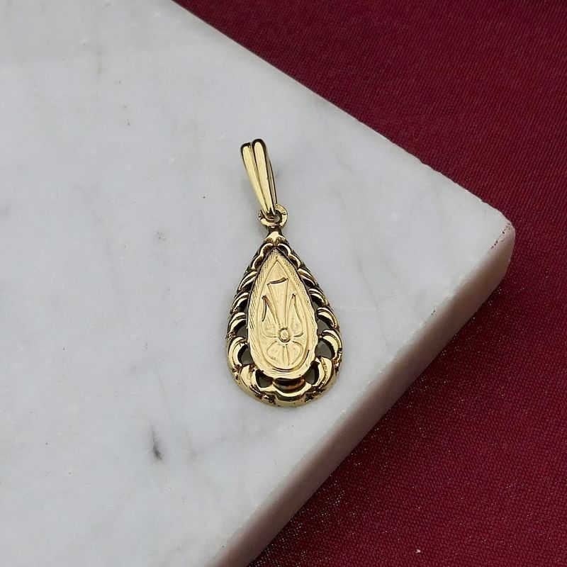 Image 10 of Gold pendant with elegant engraving