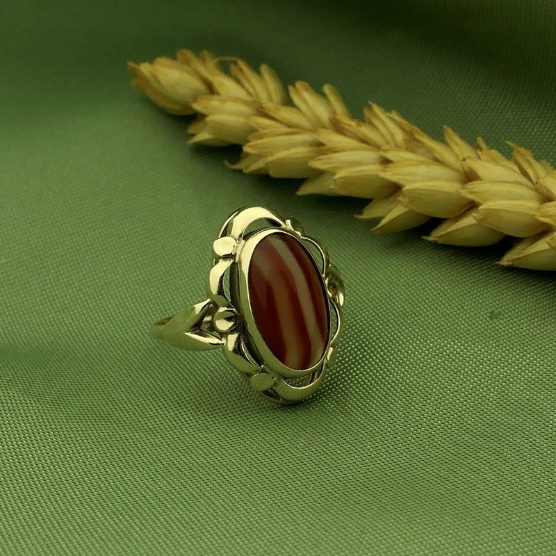 Image 2 of Vintage gold ring with carnelian bandagate