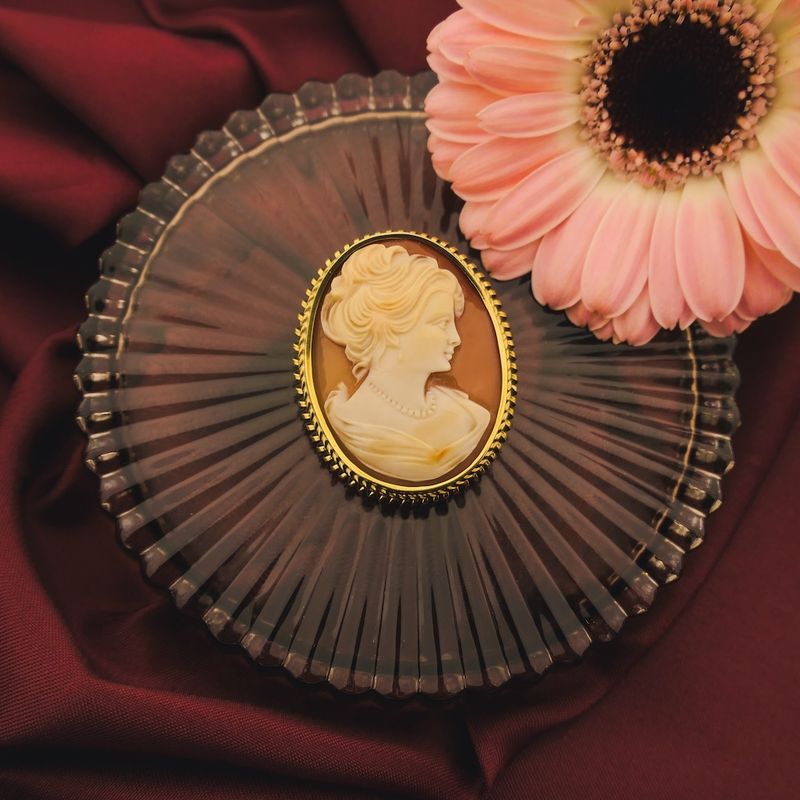 Image 9 of Antique gold brooch/pendant with cameo