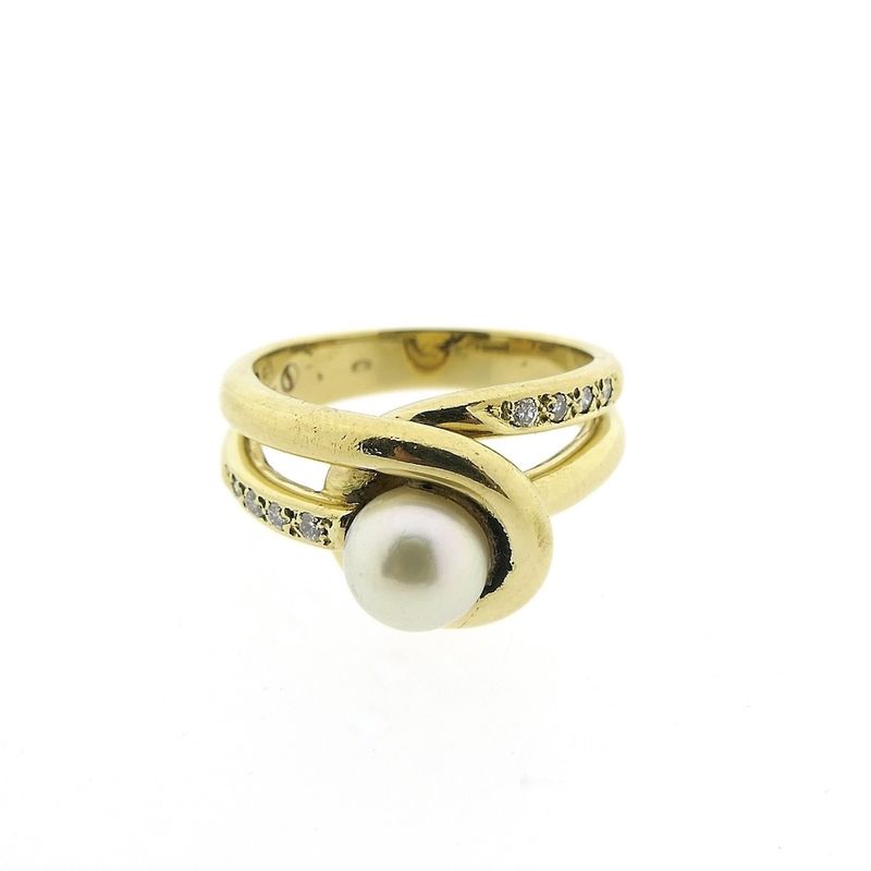Image 4 of Gold ring with pearl and diamond; 0.08 ct.