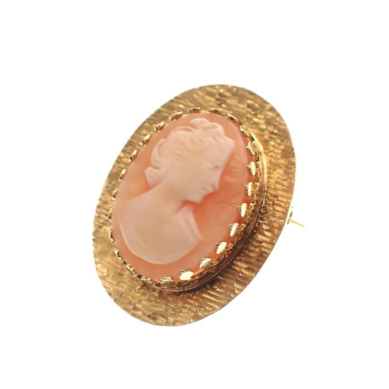Image 3 of Vintage 18 carat gold brooch/pendant with cameo.
