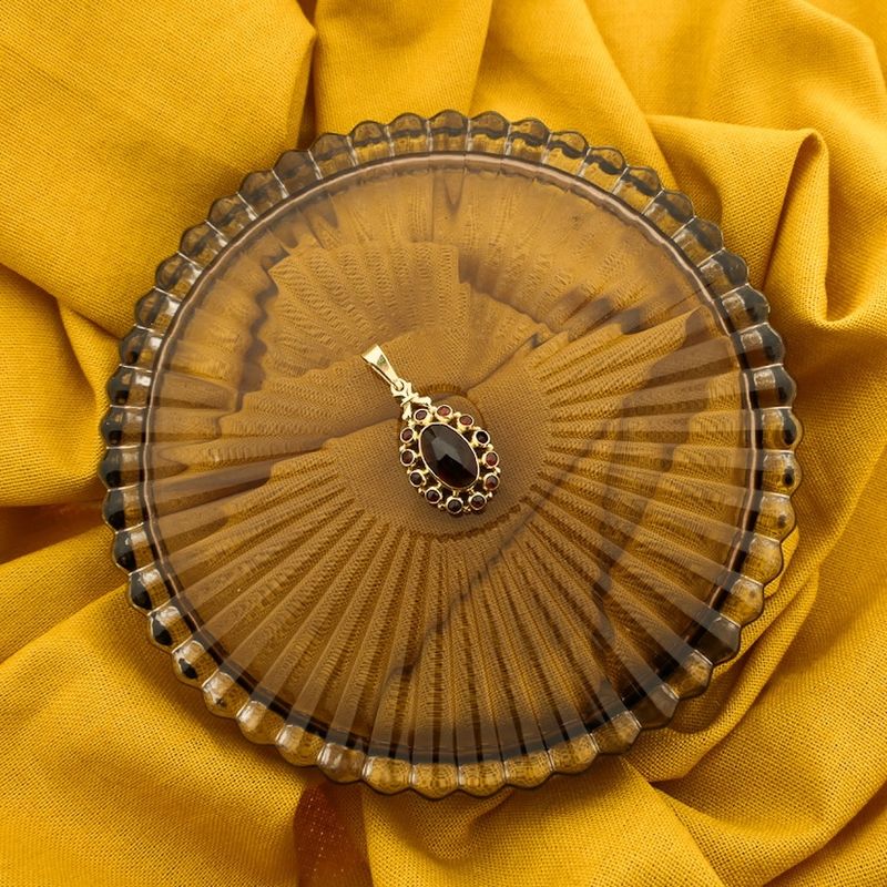 Image 2 of Vintage gold pendant with garnet