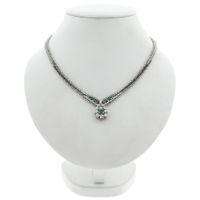 Witgouden visgraat schakelcollier met smaragd en diamanten; 0,77 ct.