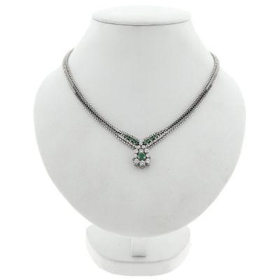 Afbeelding 1 van Witgouden visgraat schakelcollier met smaragd en diamanten; 0,77 ct.