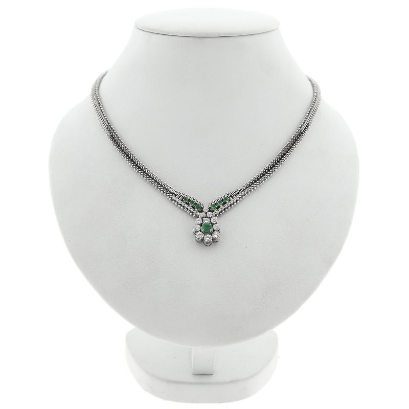 Afbeelding 1 van Witgouden visgraat schakelcollier met smaragd en diamanten; 0,77 ct.