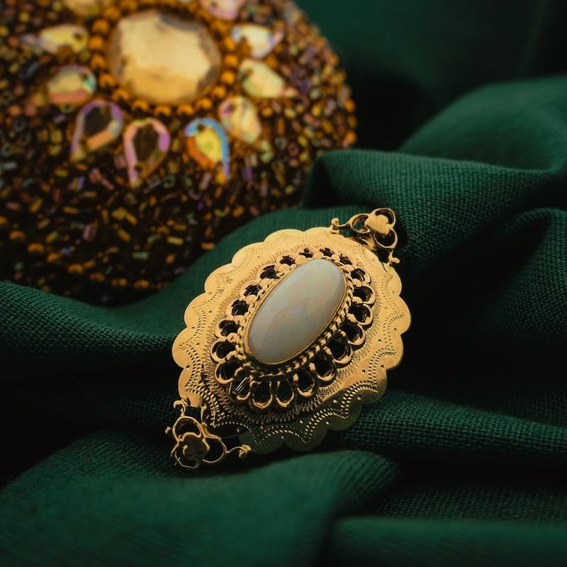 Image 2 of Gold brooch with precious opal