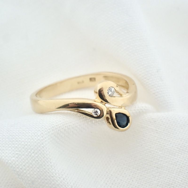 Image 7 of Gold ring with diamonds and sapphire | 0.04 ct.