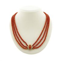 Blood coral bead necklace with gold clasp; Antique | 45 cm