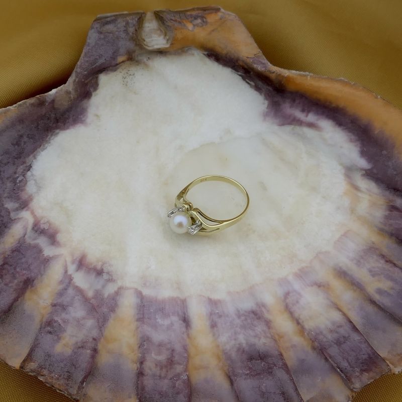 Image 2 of Vintage gold ring with pearl and diamond | 0.04 ct.