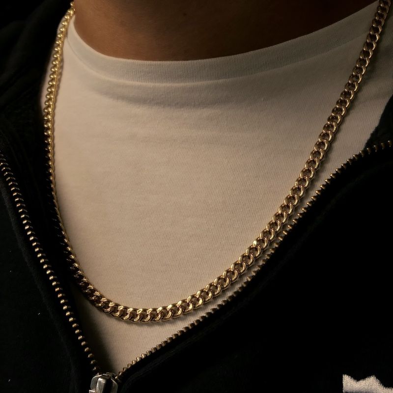 Image 10 of Gold gourmet link chain | 63 cm