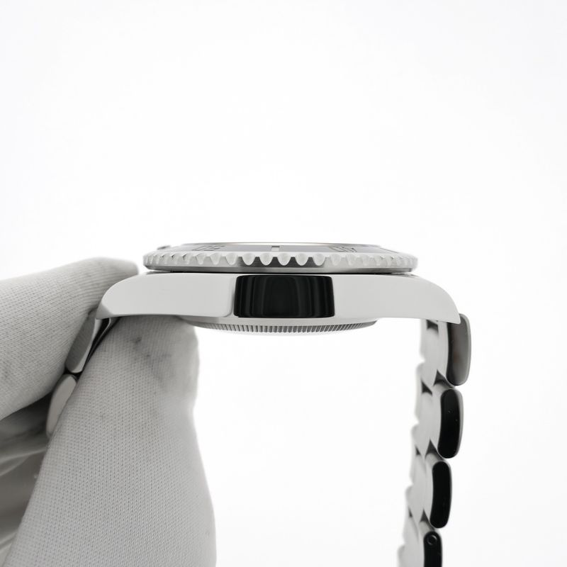 Image 8 of Rolex Submariner 'No-Date' 124060; Automatic men's diving watch