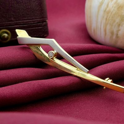 Two-tone gold dynamic brooch with zirconia Image 2 of Two-tone gold dynamic brooch with zirconia