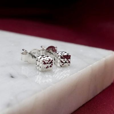 18 kt white gold faceted square stud earrings Image 2 of 18 kt white gold faceted square stud earrings