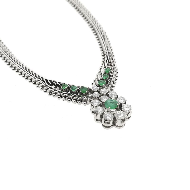 Afbeelding 4 van Witgouden visgraat schakelcollier met smaragd en diamanten; 0,77 ct.