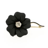 Gold flower brooch with onyx and diamond | 0.60 ct.