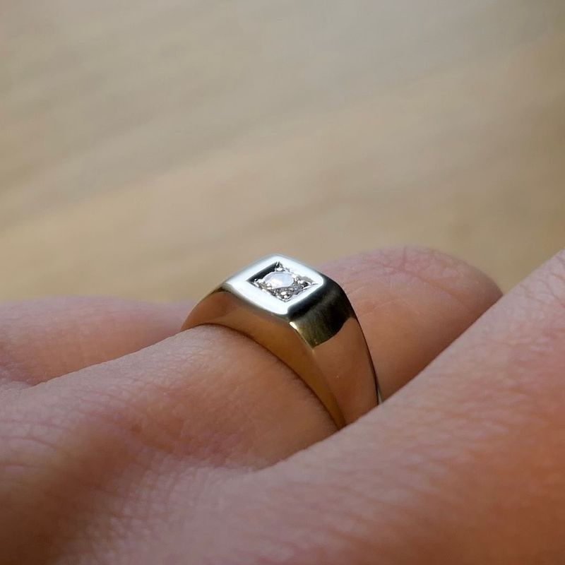 Image 7 of Gold solitaire ring with diamond; 0.10 ct.