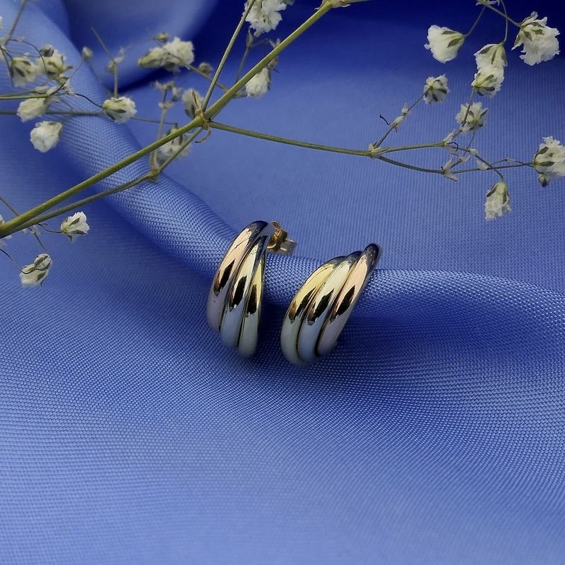 Image 2 of 18 ct. Tricolor gold semi-circular stud earrings