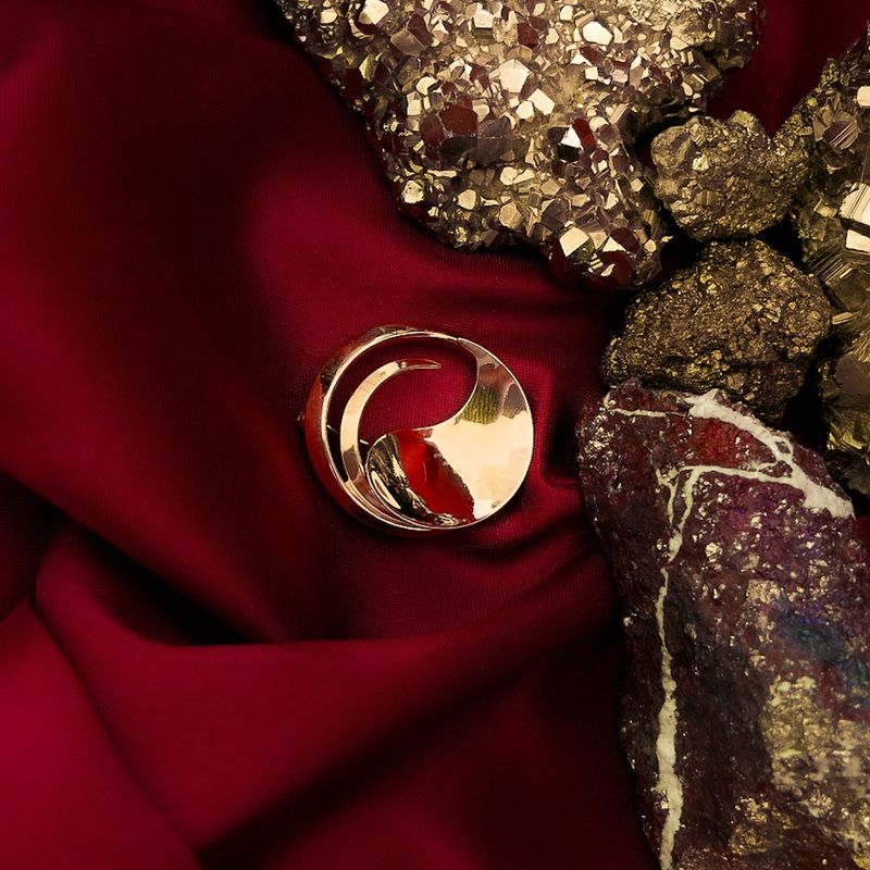 Image 2 of Dynamic gold brooch