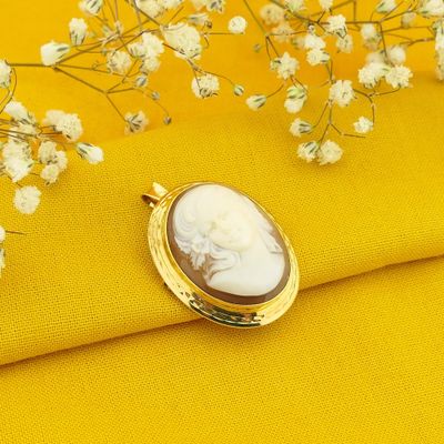 Image 2 of Antique gold brooch/pendant with cameo