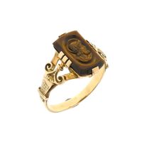 Gold ring with tiger's eye; Cameo