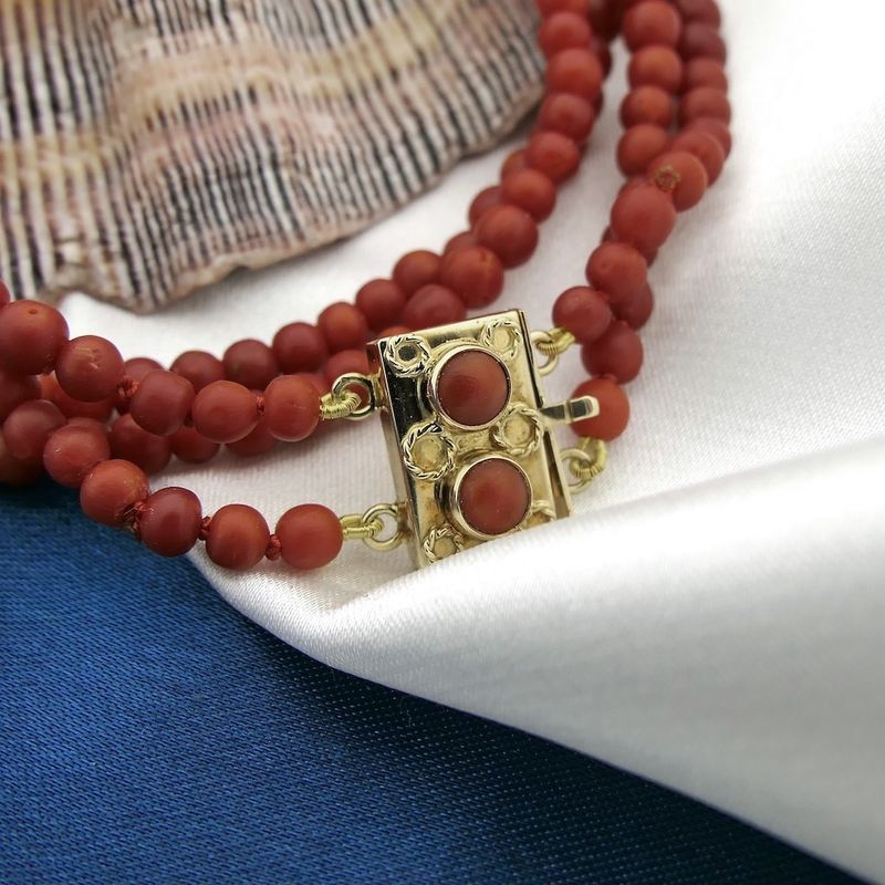 Image 7 of Blood coral bead necklace with gold clasp; Antique | 37 cm