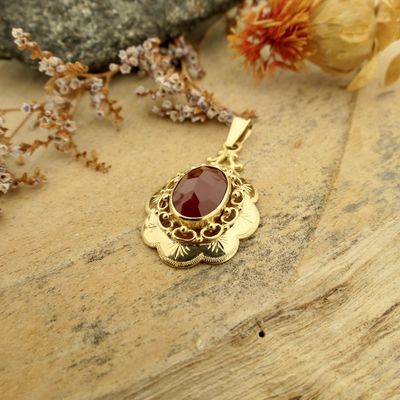 Gold pendant with carnelian | Vintage Image 2 of Gold pendant with carnelian | Vintage