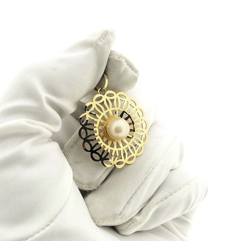 Image 6 of 18 carat gold pendant with pearl