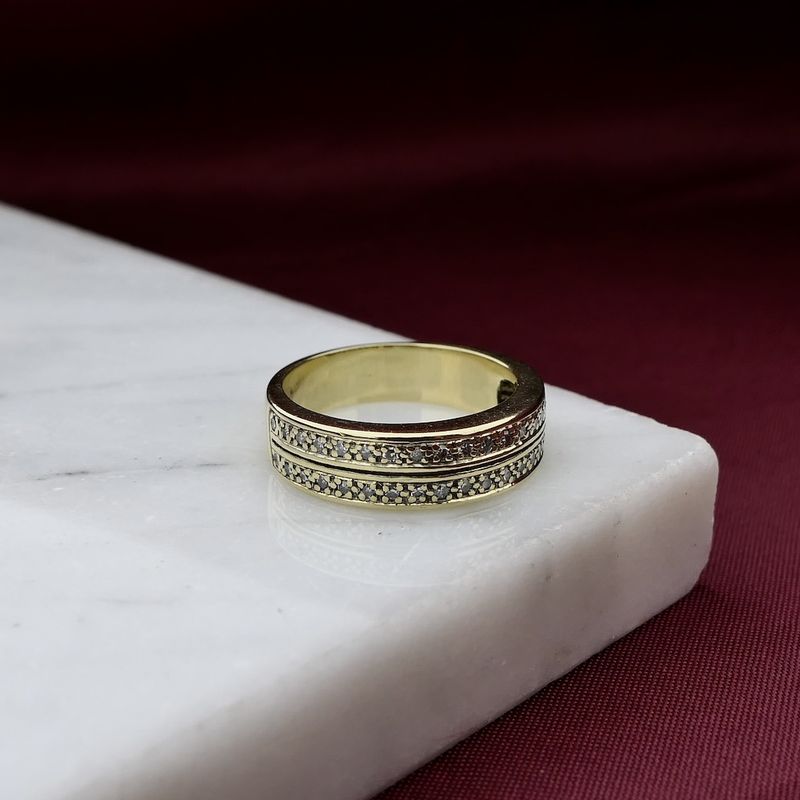 Image 2 of Gold ring with 0.20 ct diamond.