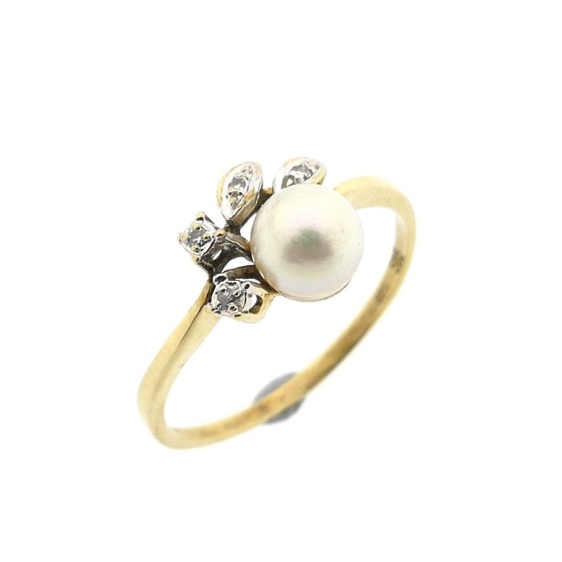 Image 1 of Gold ring with pearl and diamond | 0.03 ct.