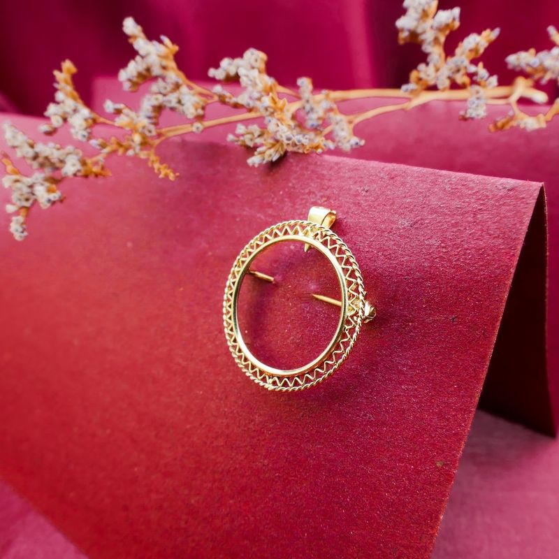 Image 2 of Golden ten guilder coin edge pendant/brooch