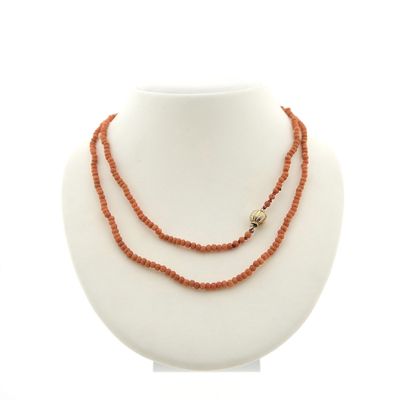 Image 1 of Blood coral necklace/saucer with gold clasp; Antique | 83 cm