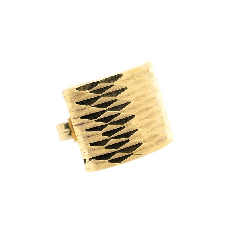 Image 4 of Gold stud earrings with pattern
