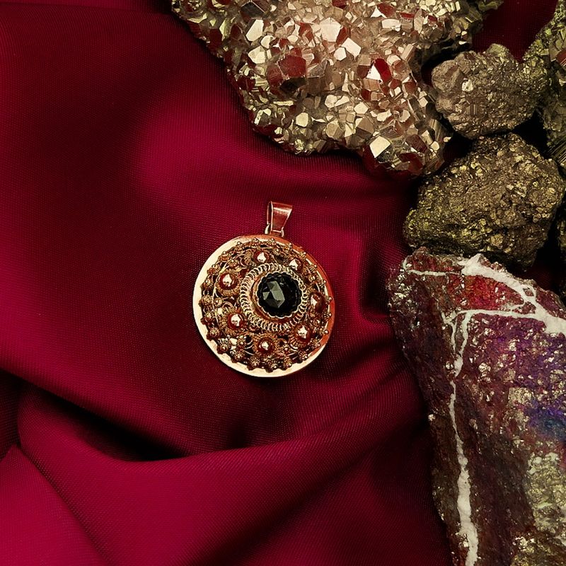 Image 2 of Antique gold pendant with garnet