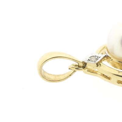 Gold pendant with pearl and diamonds; 0.03 ct. Image 2 of Gold pendant with pearl and diamonds; 0.03 ct.