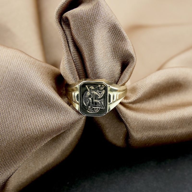Image 2 of Vintage gold signet ring with initials JG/GJ