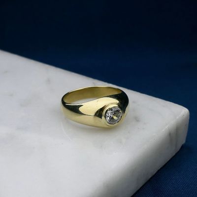 Afbeelding 2 van Gouden gebolde ring met zirconia