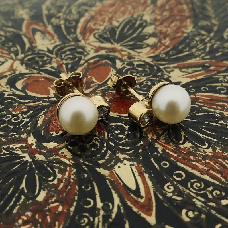 Image 5 of Gold stud earrings with pearl and zirconia