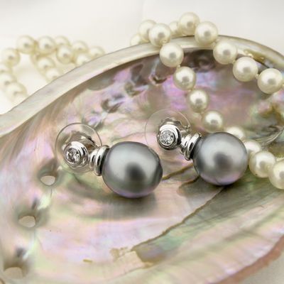 Image 2 of 18-karat white gold stud earrings with Tahitian pearl and diamond | 0.50 ct.