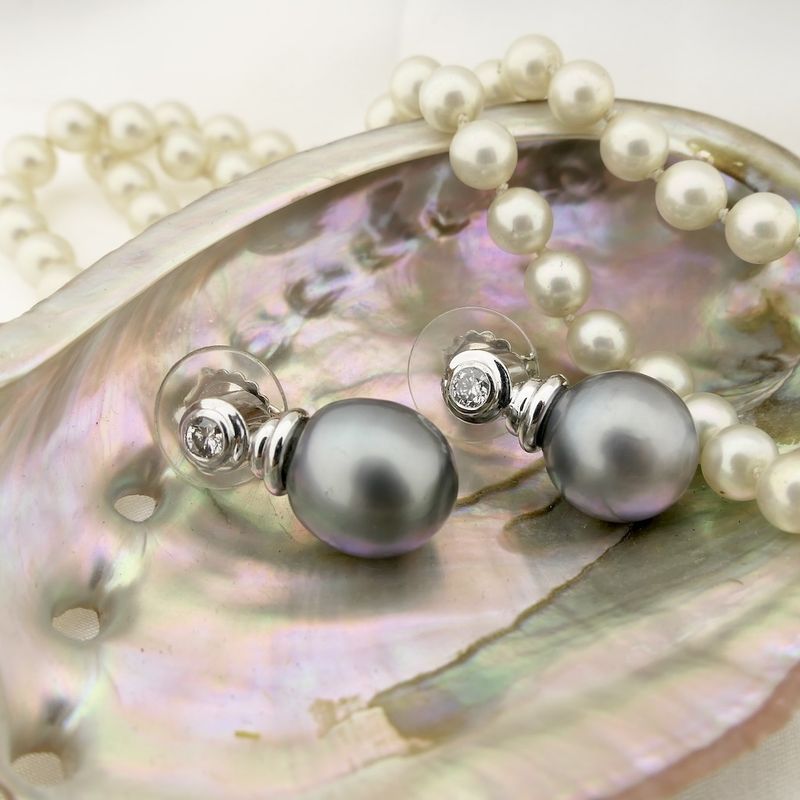 Image 2 of 18-karat white gold stud earrings with Tahitian pearl and diamond | 0.50 ct.